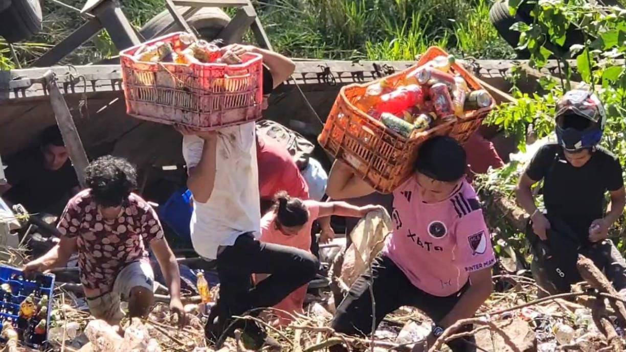 Los pobladores del sector aprovecharon para llevarse el producto que quedó a la deriva.
