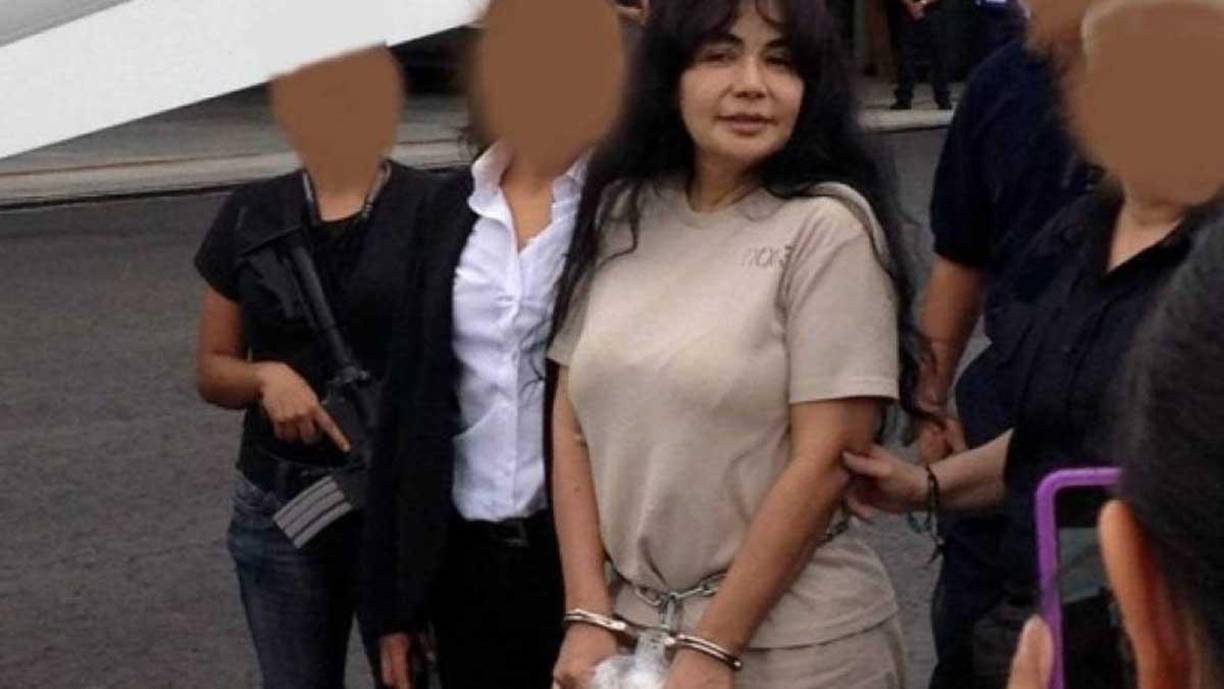 “Hola, buenas noches, muchas gracias a todas las personas que han tenido interés en mí, en mi página, esta es la oficial. Las otras no son mías. Sí soy yo. Para todas las personas que preguntan si soy la verdadera, la real, sí, soy yo. Me disculpan en estos momentos cómo estoy. Me acabo de bañar. Ando en pijama. Estoy haciendo mi maleta. Voy a salir de viaje”, dice la narcotraficante, mientras limpia unos lentes de sol y prepara una maleta de viaje.