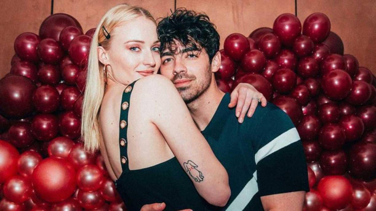 Joe Jonas y Sophie TurnerAños juntos: 4Hijos: 2Razón del divorcio: Supuestamente, a Joe no le gustaba la vida “fiestera” de Sophie.Inicios: Se conocieron en 2016, pero se casaron hasta 2019. Tuvieron dos bodas, una en Nueva York y otra en Francia. Tras anunciar su separación en septiembre de 2023, los dos se involucraron en un breve juicio tumultuoso por la custodia de sus hijas; al final llegaron a un acuerdo de custodia compartida.Declaración: “Después de cuatro maravillosos años de matrimonio, hemos decidido mutuamente poner fin a nuestro matrimonio de manera amistosa. Hay muchas narrativas especulativas sobre por qué, pero verdaderamente esta es una decisión unida y esperamos sinceramente que todos puedan respetar nuestros deseos de privacidad para nosotros y nuestros hijas”, señalaron en Instagram.