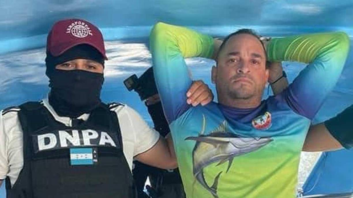  Powery es solicitado por EE.UU. por “conspiración, fabricación, posesión y distribución de 5 kilogramos o más de una mezcla o sustancia que contenga una cantidad detectable de cocaína con la intención de importarla ilegalmente a Estados Unidos”, explicó el portavoz policial.