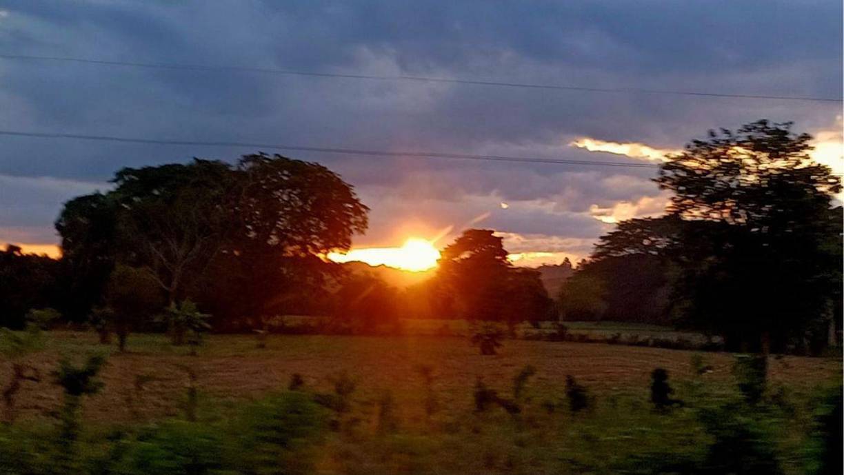 3) Al ser una zona inundable, el riesgo se incrementa de manera exponencial, y en la misma proporción se disminuye el valor de las propiedades, ocasionando la desvalorización de la tierra de todo el sector.