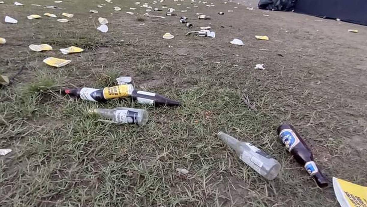 Fotos: Veraneantes dejan llenas de basura las playas de Puerto Cortés