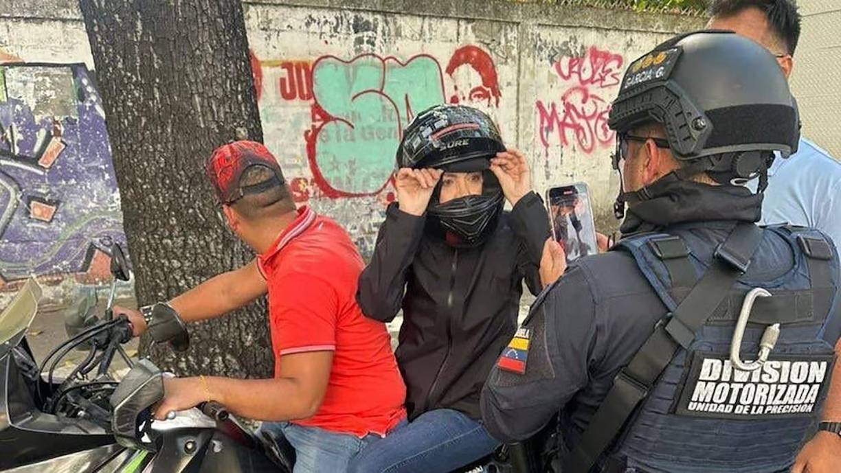 Machado narró que fue interceptada por agentes armados mientras intentaba abandonar la zona en una motocicleta. 