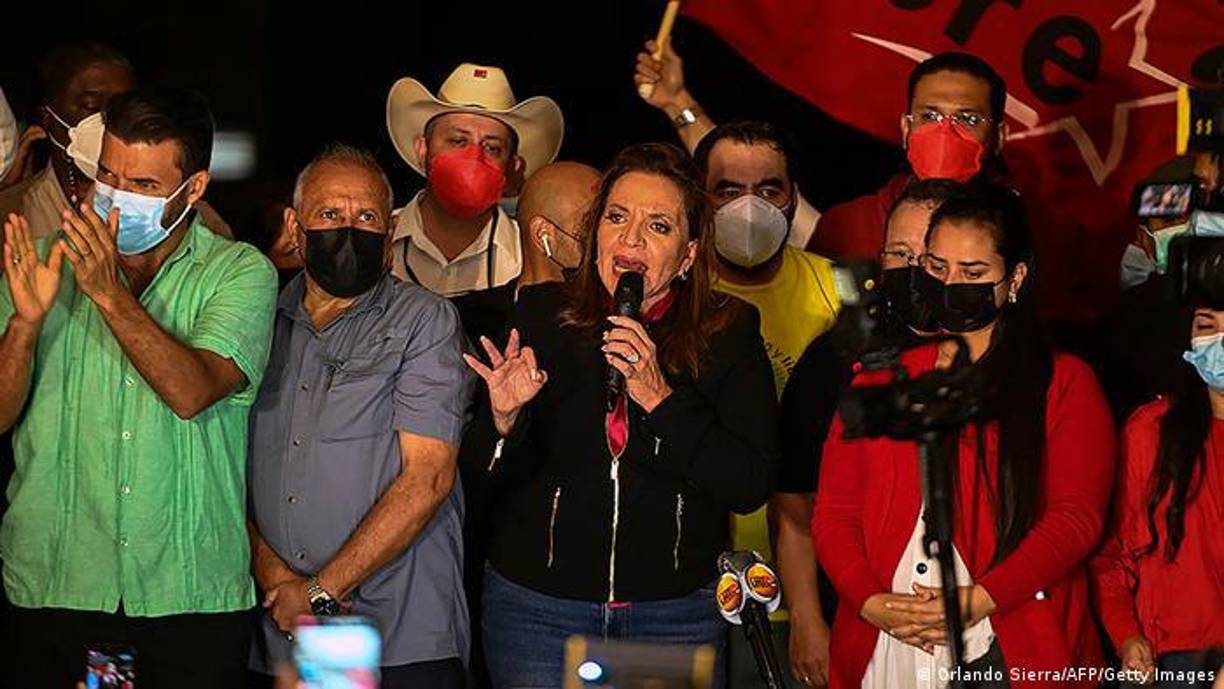 Castro asegura que, por la experiencia de su esposo, va a tener “al mejor asesor en casa presidencial”. “Le espera una tarea difícil, doblemente difícil porque es mujer”, dijo la vicepresidenta de Argentina, Cristina Kirchner, en alusión al machismo que impera en la política.