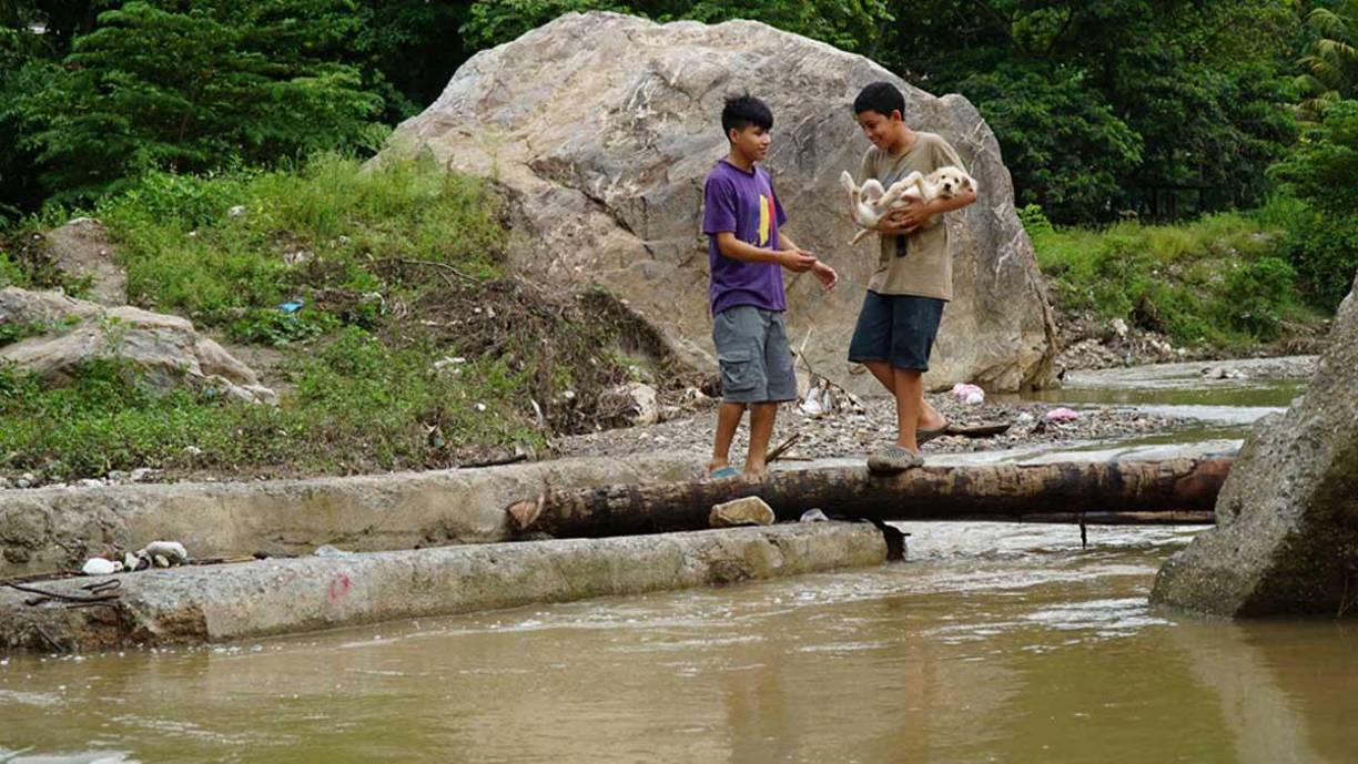 Atrás de la casa de Lourdes pasa la quebrada Chasnigua, afluente que durante las tormentas Eta y Iota provocó el derrumbe de casas y puentes, dejando varias comunidades sin paso, que aún no han sido restablecidos.