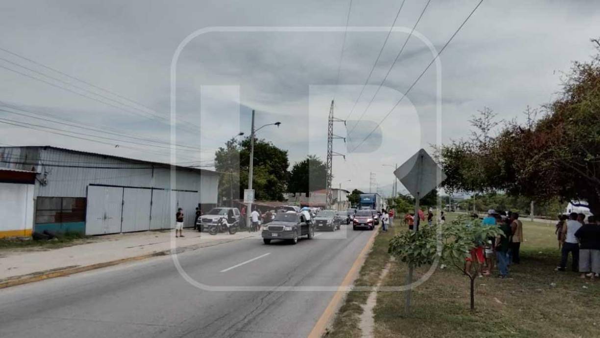 La camioneta en la que andaban los homicidas fue dejada abandonada en la calle que conduce a la colonia El Limonar.