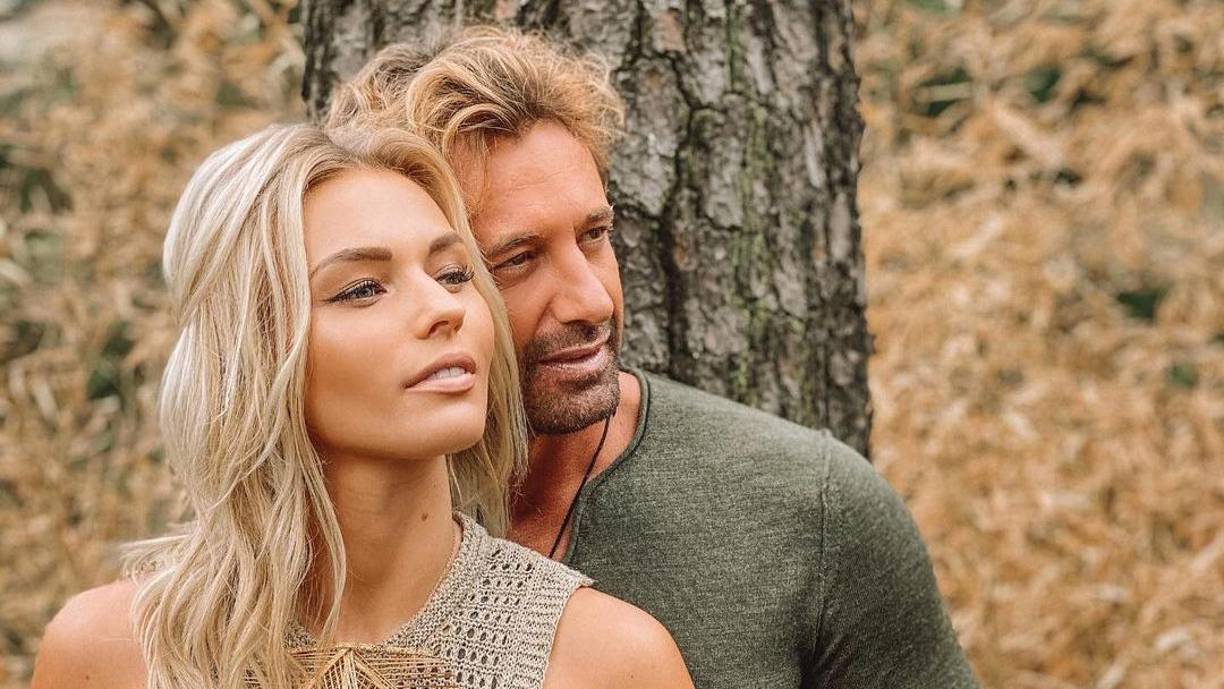A través de los movimientos en internet de Gabriel Soto, la actriz Geraldine Bazán, comenzó a sospechar que su ex esposo le estaban siendo infiel con Irina Baeva, ya que comenzó a relacionar imágenes y lugares que veía en las redes sociales de la actriz rusa, que coincidían con los que veía en las de su marido. Soto terminó por confesarle la infidelidad y en 2018 se divorciaron, tras 10 años de relación.