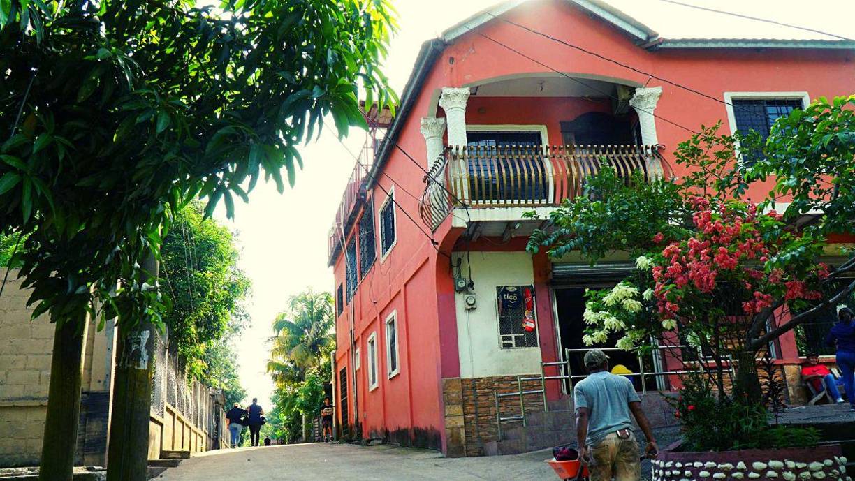 18) “Entendemos que el proyecto de la represa se ha reubicado en el sector de Quimistán con la intención de salvaguardar la integridad de la comunidad de La Ceibita, pero siendo Quimistán una comunidad más desarrollada, no sentimos que se haya evaluado correctamente la nueva ubicación, ni medido el impacto negativo con tal decisión”, afirma la alcaldía en su pliego de consideraciones.