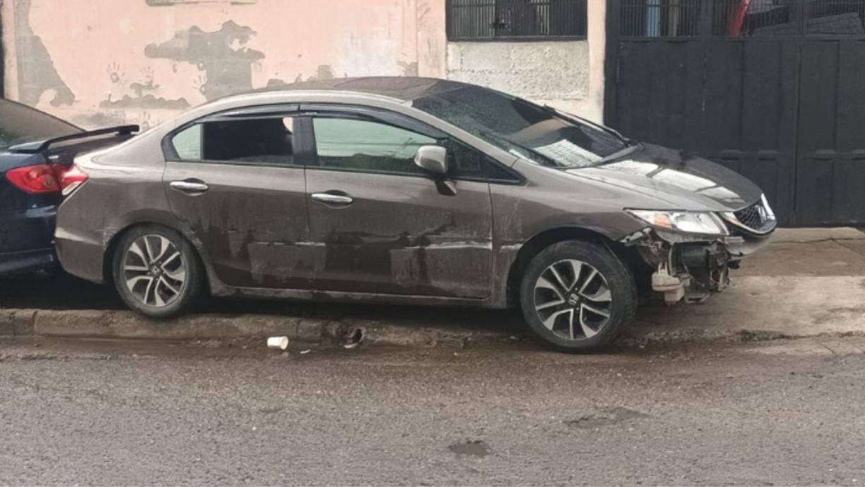 Los tres hombres se conducían en un carro turismo Honda gris.