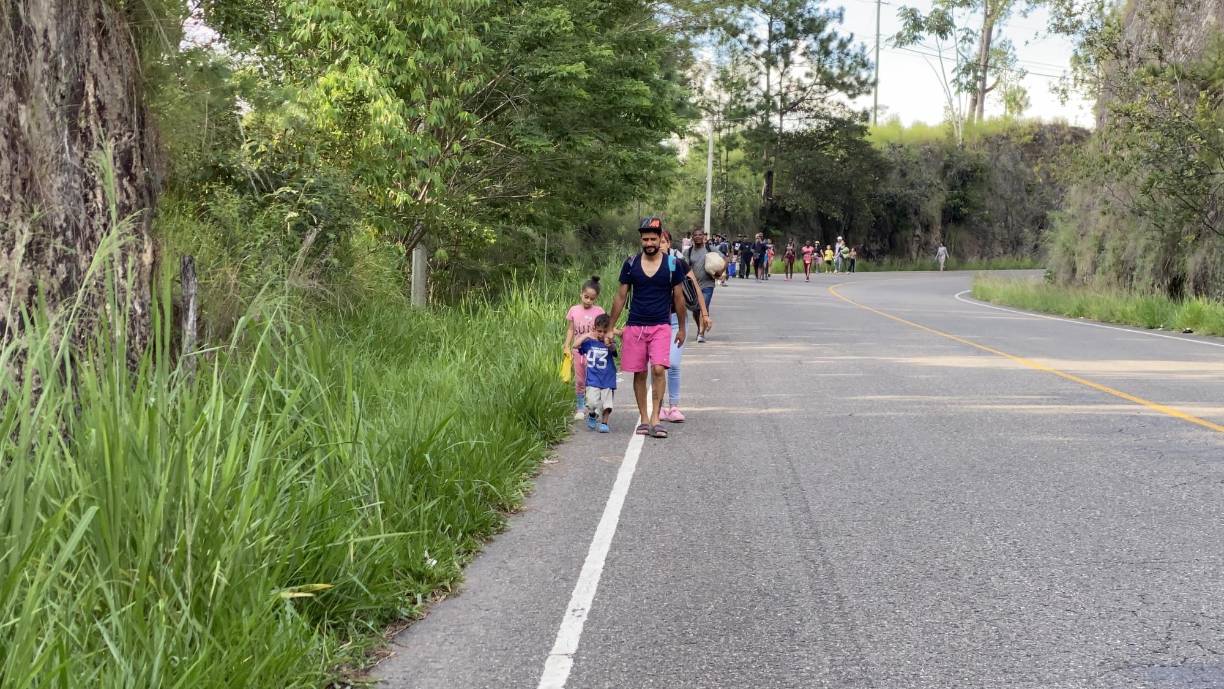 Con niños pequeños, familias enteras llegan a diario a la frontera de Agua Caliente en Ocotepeque, en el occidente de Honduras, para transitar a Guatemala, luego a México y finalmente llegar a Estados Unidos.