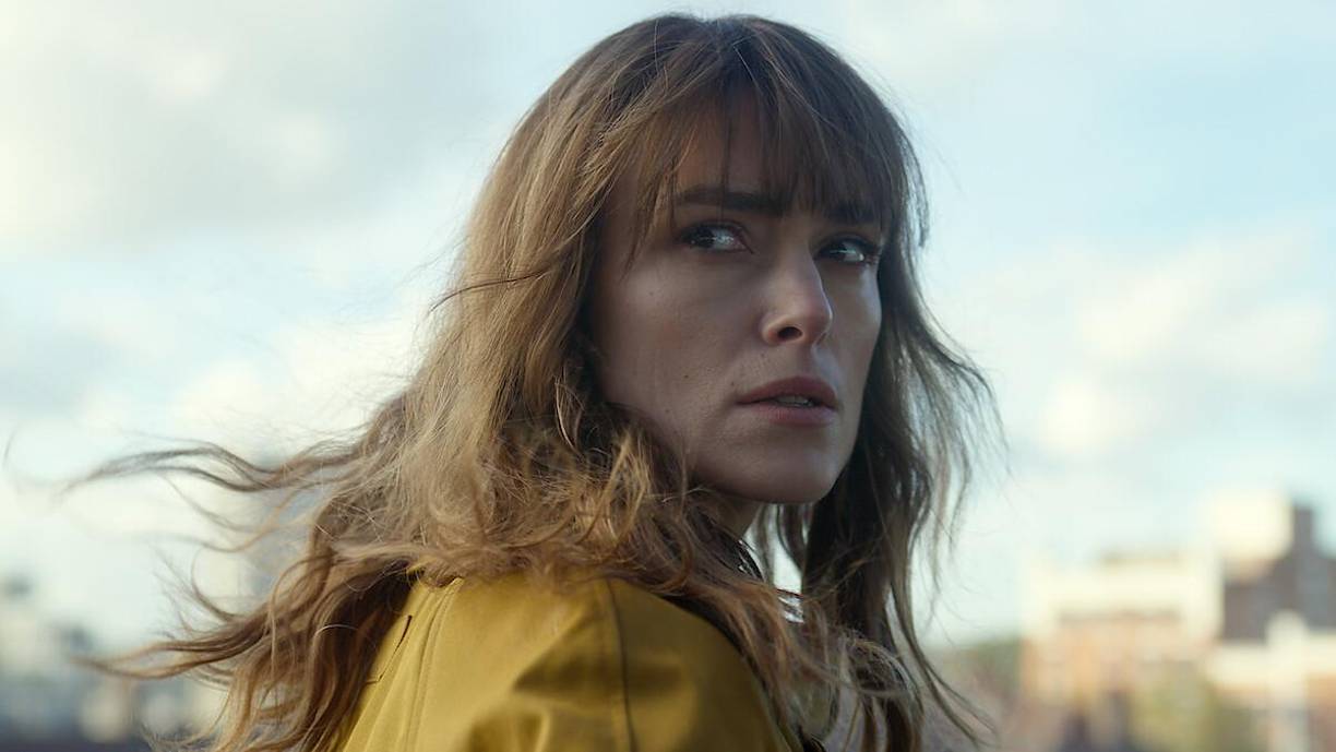 <b>‘Black Doves’ - 5 de diciembre en Netflix</b>La británica Keira Knightley regresa a la televisión en la que se dio a conocer en sus inicios con una serie de acción junto a Ben Whishaw, cuya segunda temporada ya ha sido confirmada antes del estreno de la primera. Ambientada en Londres en la época navideña, es la historia de Helen Webb, una mujer que durante diez años ha filtrado los secretos de su marido, un político, a una misteriosa organización.