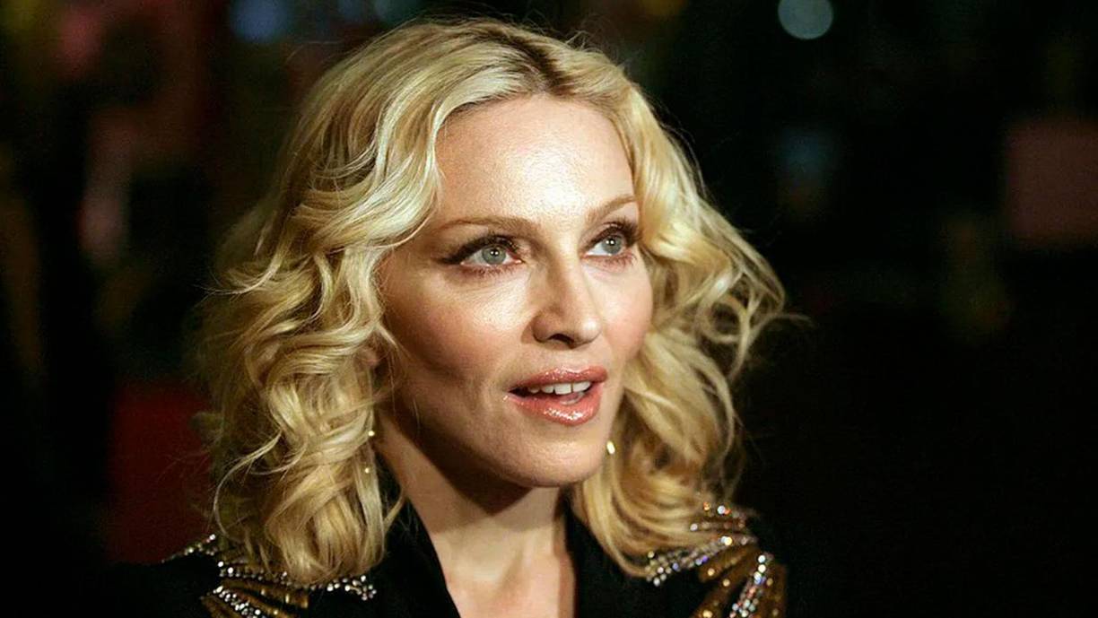El último problema de salud de Madonna fue a fines de 2020 cuando se sometió a una cirugía de reemplazo de cadera, 11 meses después de que una lesión que sufrió en su gira Madame X la obligó a cancelar varios shows en Norteamérica.