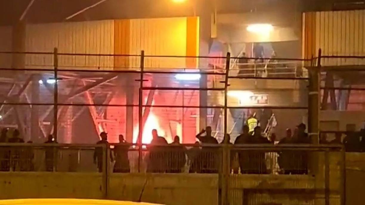 El humo y las llamas se expandieron tanto que debieron evacuar el estadio por completo y pedir que se eviten las ruedas de prensa posteriores.