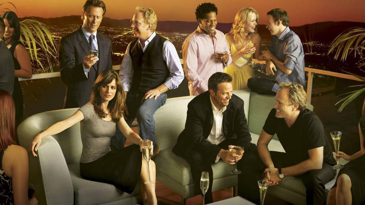 Las cosas parecían prometedoras para él por un tiempo hasta que aceptó filmar una secuela del éxito de taquilla “The Whole Nine Yards”.A diferencia del clásico de 2000, la Parte 2 fracasó en taquilla. “Ese fue el momento en que Hollywood decidió no invitar más a Perry a trabajar en películas”, escribió Perry.Esto llevó a Perry a buscar papeles más dramáticos y finalmente le ofrecieron el papel principal en “Studio 60 on the Sunset Strip”.Aunque la serie inicialmente tuvo un buen desempeño, finalmente fue cancelada después de una temporada.A pesar de este revés, Perry comenzó a escribir sus propios proyectos.”Señor.