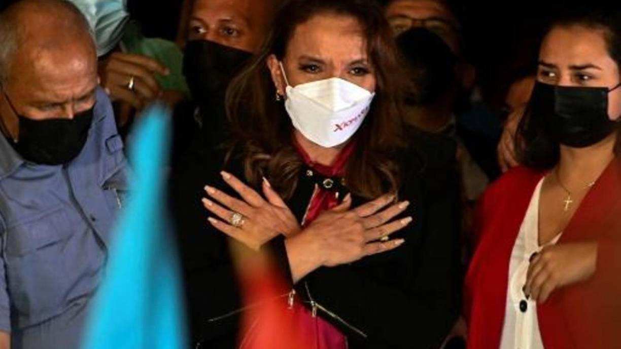 En el camino a las elecciones, Castro llamó a derrocar la “narcodictadura” de Hernández, señalado por narcotráfico en una corte de Estados Unidos, donde su hermano “Tony” cumple cadena perpetua por ese delito. Castro logró un discurso convincente que aglutinó a tres candidatos presidenciales que optaron por renunciar y sumarse a sus filas, entre ellos Salvador Nasralla, quien la acompaña en la vicepresidencia.