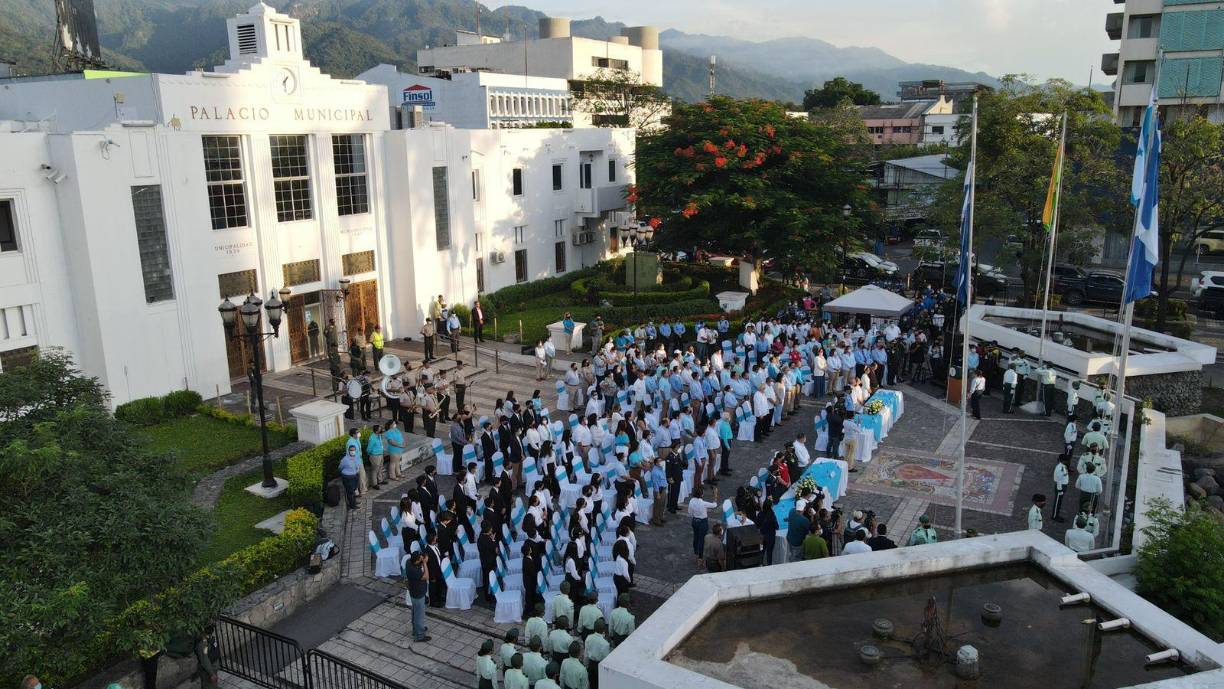 En este evento contó con la participación de autoridades militares, civiles, eclesiásticas, cuerpo de regidores y gerentes municipales.
