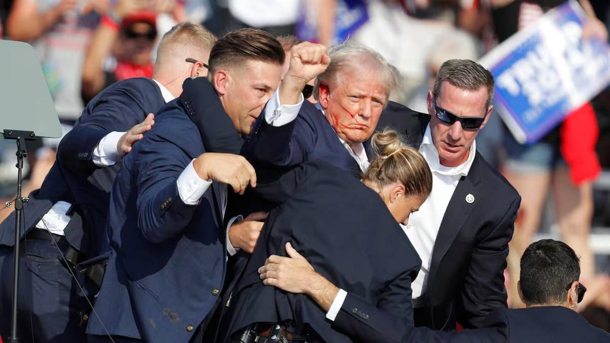 Los servicios de seguridad evacúan al expresidente de Estados Unidos y entonces candidato republicano para las elecciones de noviembre de 2024, Donald Trump, tras resultar herido por una bala en la oreja derecha durante un mitin en Pensilvania celebrado el pasado 13 de julio.