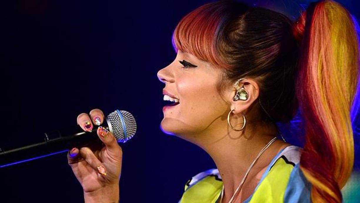 Allen ha decidido tomarse un tiempo libre para enfocarse en su bienestar. Aclaró que, aunque se tomará un descanso, no se trata de una recaída en sus problemas de adicción pasados, desmintiendo así los rumores que circulaban en internet.