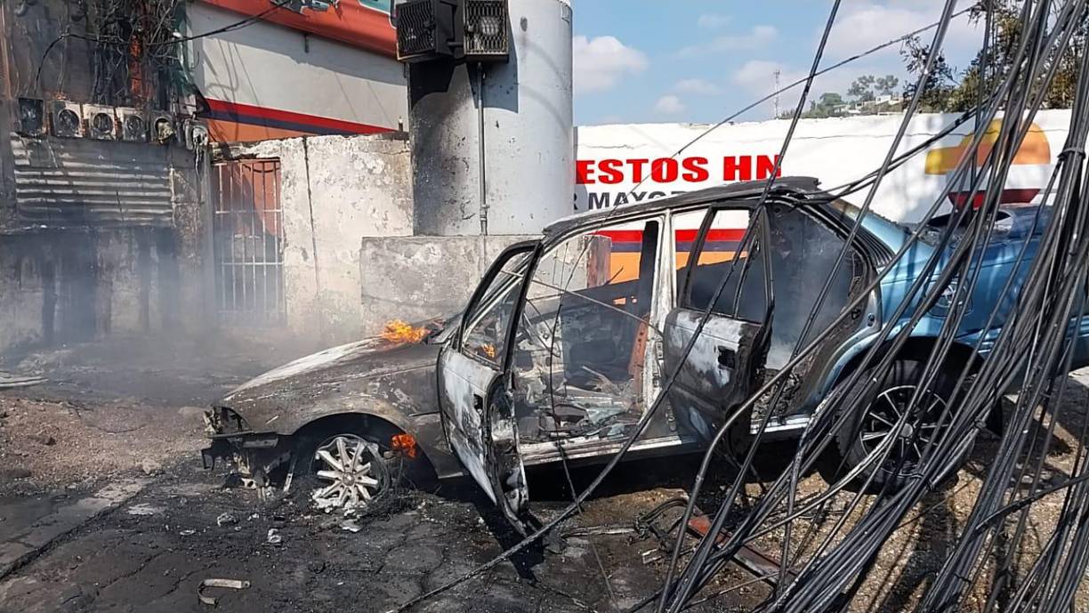 Incluso, un vehículo que se encontraba en las inmediaciones fue consumido parcialmente por las llamas del siniestro. 