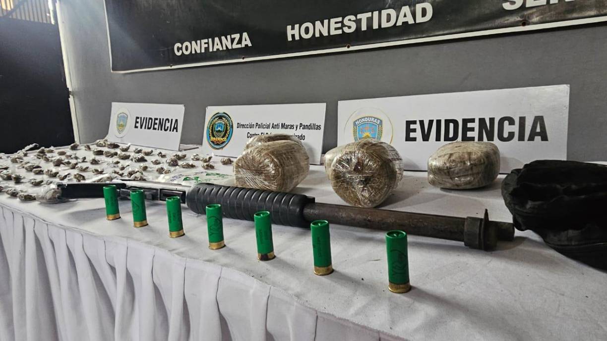 En el decomiso, la Policía detalla que la escopeta es de calibre 12 mm.