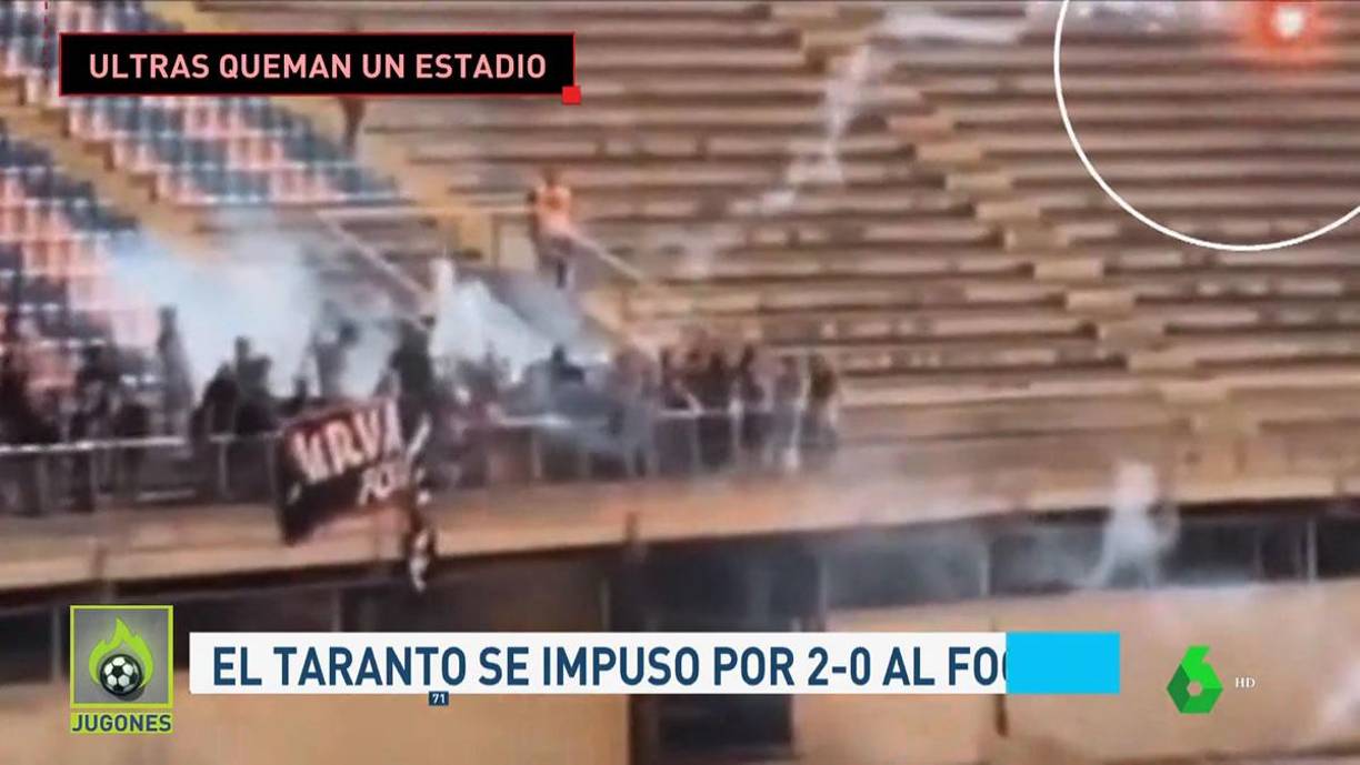 Los aficionados arrojaron bombas de humo al campo, lo que provocó el incendio que afectó el ala sur del estadio, declarándolo “inutilizable”.