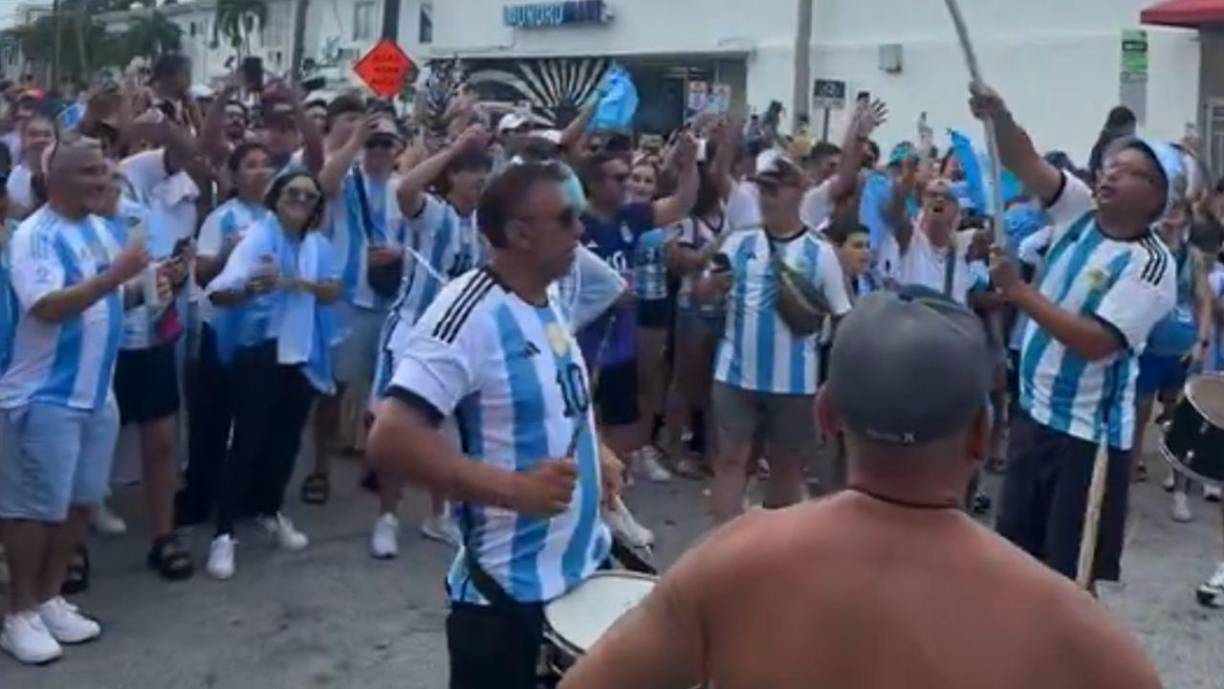 En Qatar, Argentina hizo suyo el tradicional Souq Waqif durante los días previos a partido. Allí, a partir de las 6-7pm cientos de aficionados se reunían para pasar horas alentando y festejando a los de Scaloni. La afición argentina no falló en ninguna previa, cada banderazo resultó en una fiesta que solo terminaba cuando la policía se disponía a desalojarlos.