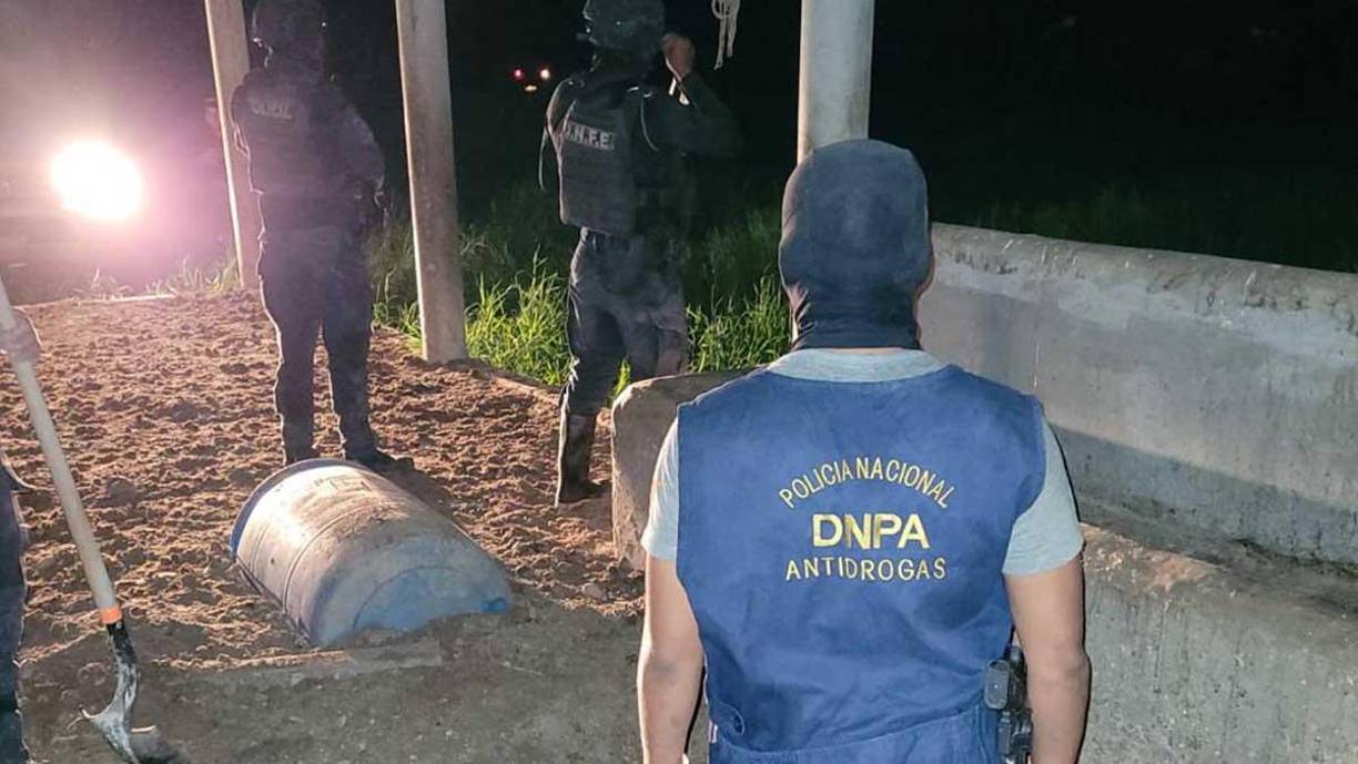 Los agentes antidroga cavaron un metro para extraer los bloques de droga que se encontraban ocultos en sacos de nailon en una hacienda