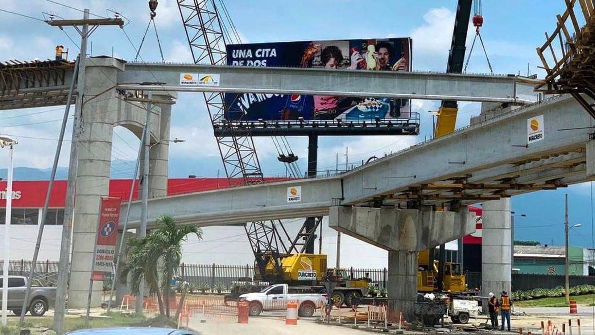 En tanto, la directora de proyectos de Siglo 21, Melina Martínez, explicó que dejarán de funcionar los giros a la izquierda que sirven para entrar y salir del bulevar a la 33 y que actualmente crean uno de los mayores congestionamientos en la ciudad.