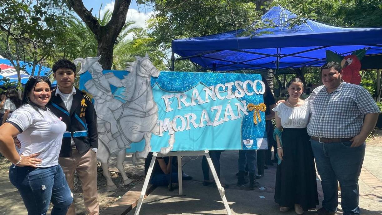 En esta jornada, los estudiantes de último año aprovecharon la ocasión para presentar sus murales de Relevo por la Vida y la Cátedra Morazánica, esto referente al trabajo educativo social correspondiente a su último año de estudios de secundaria.