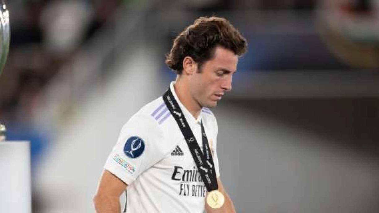 Álvaro Odriozola podría finalmente dejar el Real Madrid en las últimas horas de mercado. El lateral diestro español cuenta con el interés de la Real Sociedad y del Villarreal, que busca un sustituo al argentino Juan Foyth tras su lesión.