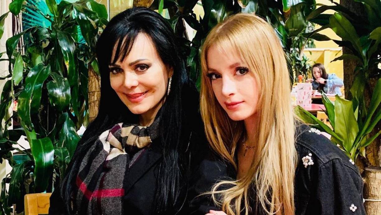 El pasado fin de semana, Maribel Guardia volvió al teatro para la función de “Lagunilla, mi barrio”, obra en la que actualmente participa. Al arribar al recinto, Maribel fue abordada por varios periodistas, quienes le hicieron algunas preguntas sobre su nuera, Imelda Garza.