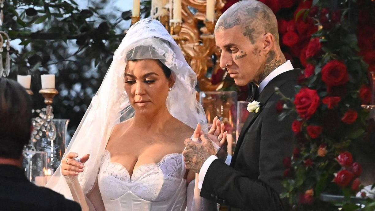 Esta es la tercera ocasión en que Kourtney y Travis se casan en los últimos dos meses: el pasado mes de abril celebraron una boda rápida en una capilla de Las Vegas sin ningún valor legal y hace una semana se casaron en un juzgado local de Santa Barbara para convertirse oficialmente en esposo y esposa sin la presencia de la famosa familia de Kourtney ni de sus tres hijos.
