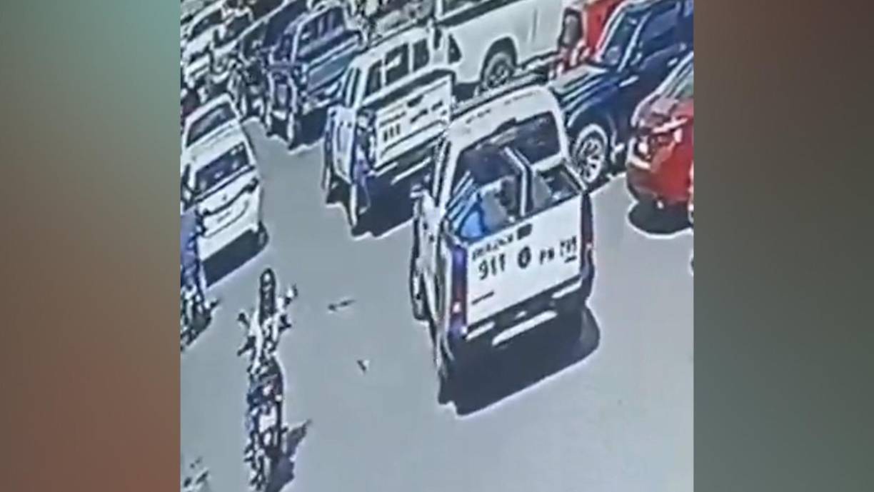 La discusión se extendió durante 45 minutos, y el oficial Nolasco grabó con su teléfono a los 12 hombres, quienes presuntamente se negaban al registro.