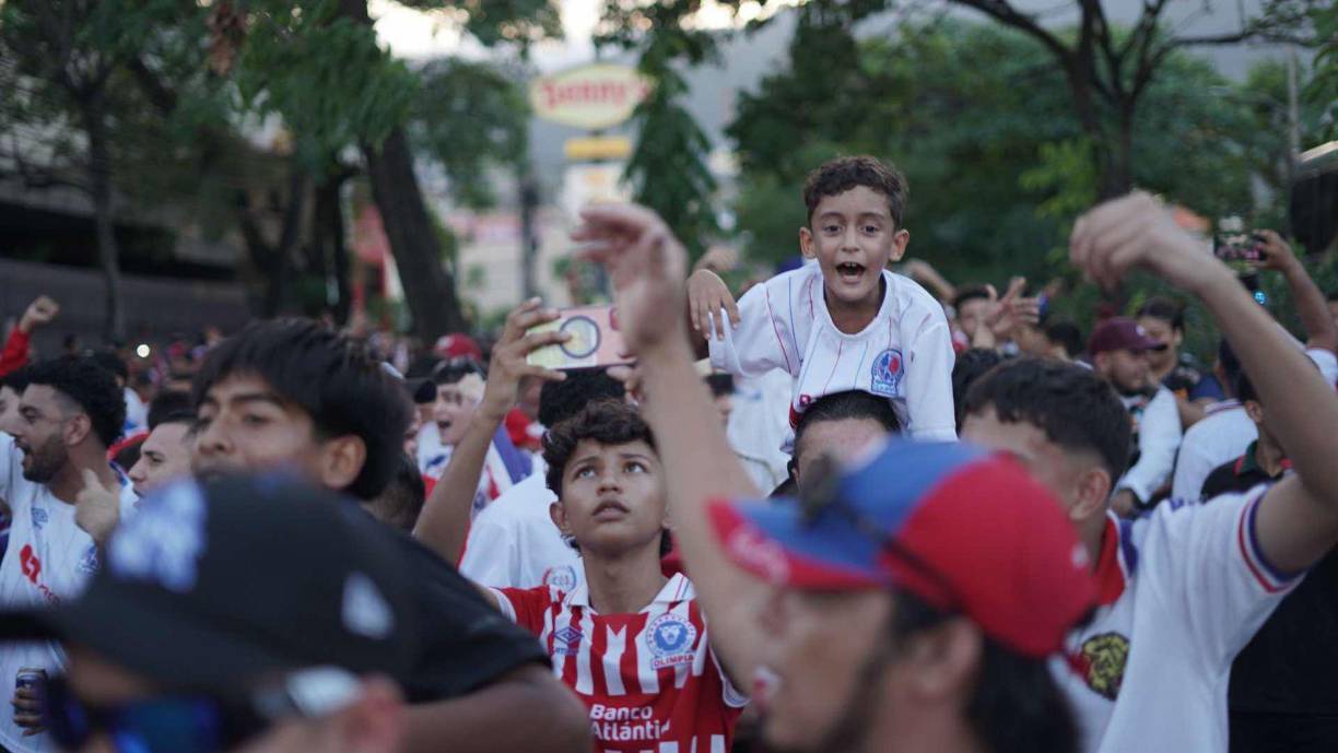 Una gran fiesta se vivió en San Pedro Sula. Los aficionados le pusieron color al ambiente previo al clásico. 