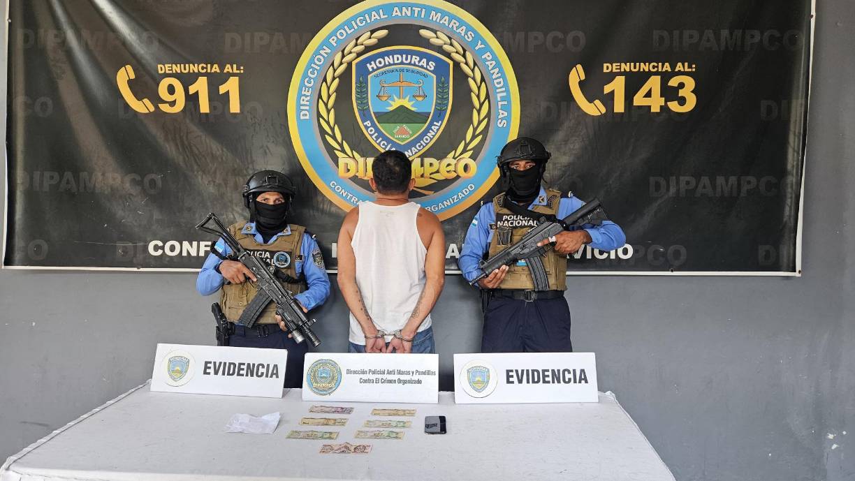 También se le decomisó dinero en efectivo procedente del cobro de la extorsión.