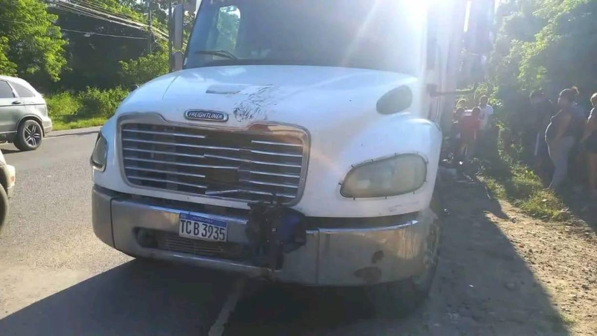 El fatídico choque se produjo de forma frontal. Así quedó el camión con el que impactó la motocicleta. 