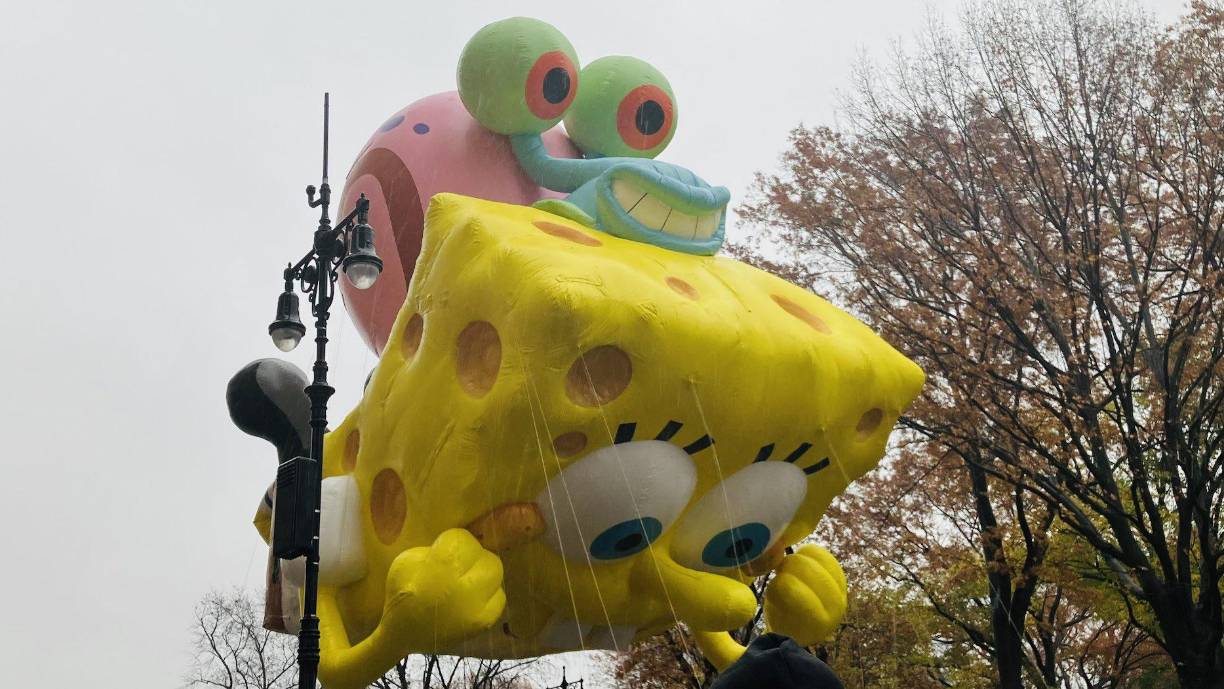 Este año, el desfile contó con las participaciones de las artistas Jennifer Hudson e Idina Menzel, entre otros