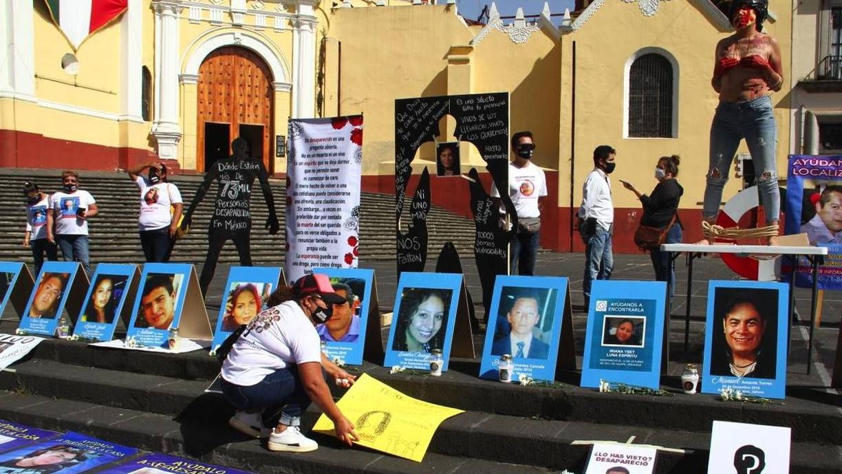 Junto a su esposa quien se limitó a escuchar, las lágrimas de Escobar reprochaban el actuar de las autoridades investigadoras que llevaron el caso de su hija.