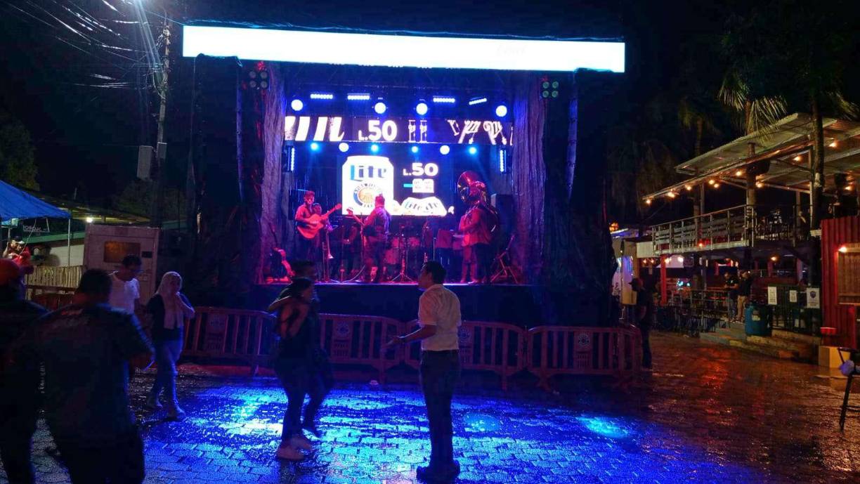 Música, gastronomía, exposición de ganado, venta de emprendedores y un ambiente muy entretenido fueron parte de la inauguración de uno de los recintos ferias más esperados durante la Feria Juniana. 