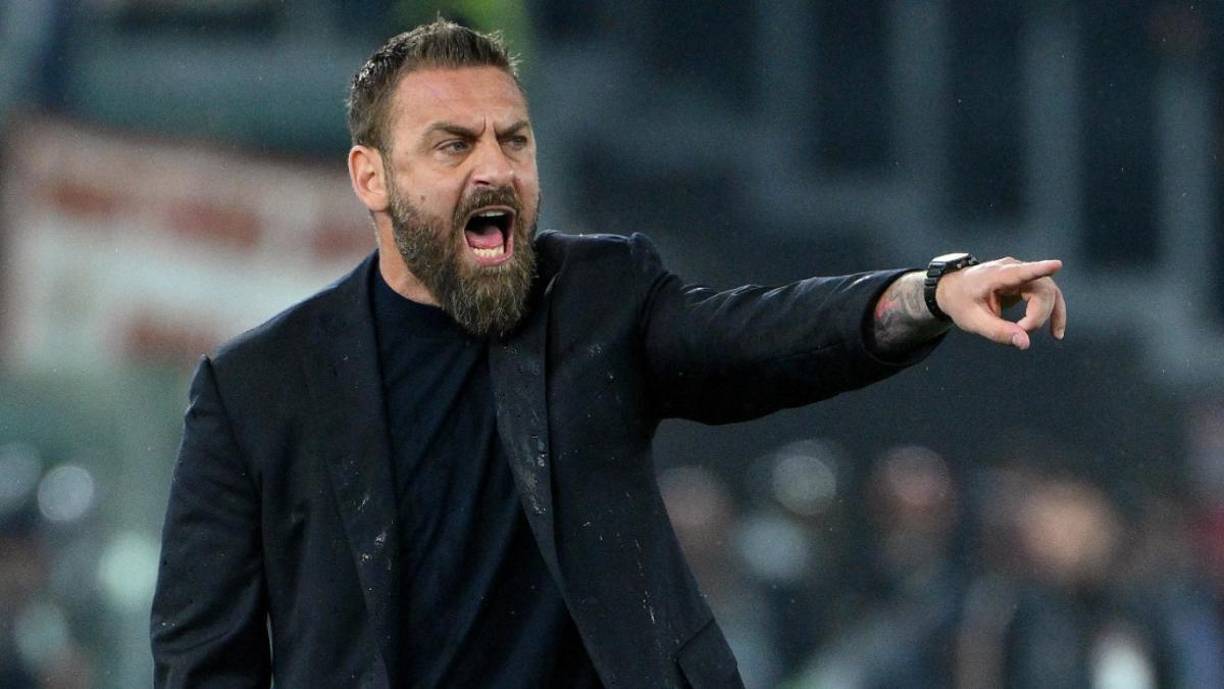 Fabrizio Romano informa que la Roma seguirá contando con Daniele de Rossi en el banquillo y el nuevo contrato será válido hasta junio de 2027.