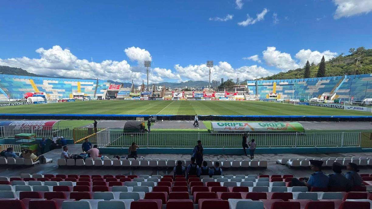 El Estadio Nacional ‘Chelato’ Uclés se ha convertido en la ‘nueva casa de la H’ y hasta el momento han demostrado un gran ambiente. Acá la tremenda postal de nuestro fotógrafo Mauricio Ayala.