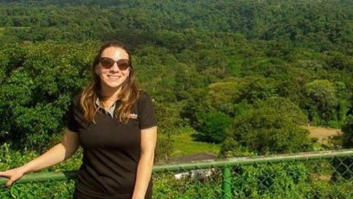 Según ese medio, Amador pasó 18 horas en el lugar del accidente ocurrido este lunes en una zona montañosa conocida como Pico Blanco, entre las localidades de Escazú y Santa Ana, en la provincia de San José (centro). 