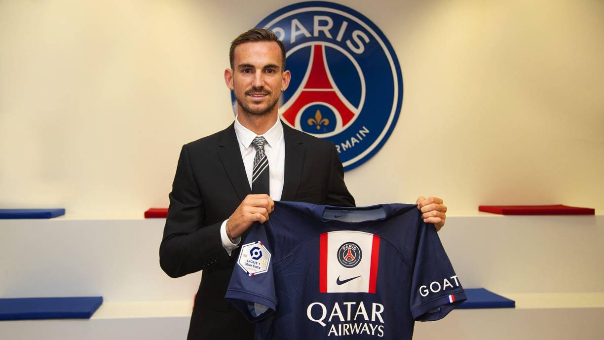 OFICIAL: El centrocampista internacional español Fabián Ruiz fue anunciado como nuevo jugador del PSG, llega procedente del Napoli. Firmó por cinco temporadas; en su momento fue pretendido por el Real Madrid.