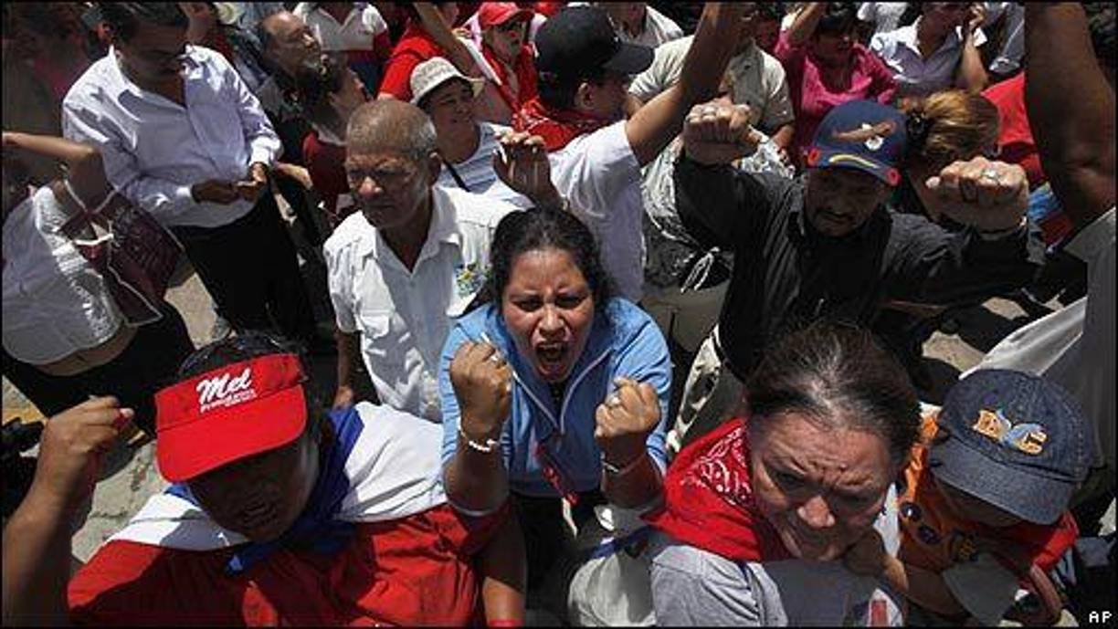 Al enterarse del regreso del expresidente Zelaya, miles de seguidores se apostaron en la embajada de Brasil en apoyo al exgobernante. 