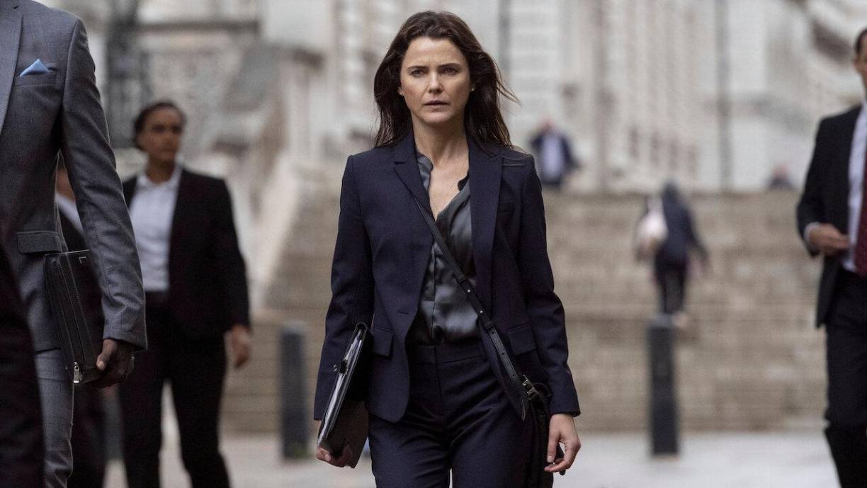 <b>“LA DIPLOMÁTICA”, 20 de abril en Netflix</b>Debora Cahn, que ha trabajado en series como “Homeland” o “El ala oeste de la Casa Blanca”, es la creadora de este thriller político en el que Keri Russell -conocida por “The Americans” o “Felicity”- se pone en la piel de una diplomática enviada al Reino Unido como embajadora de Estados Unidos, en medio de una crisis internacional.