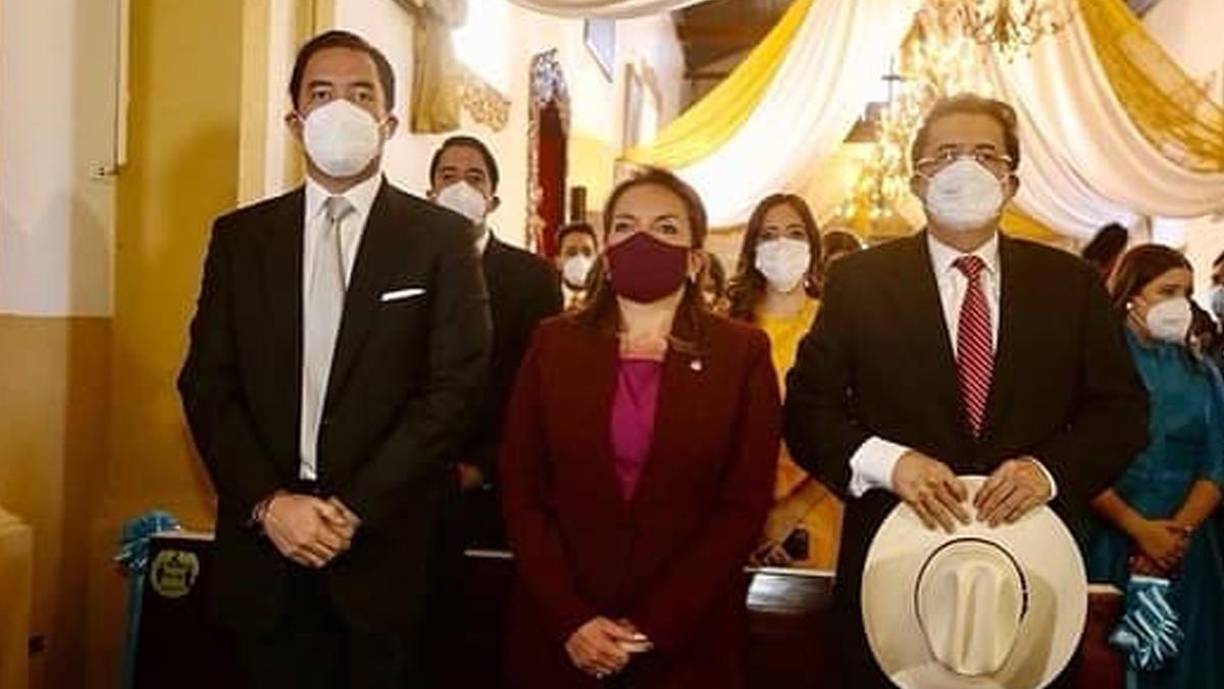 Acompañada de su esposo, el expresidente hondureño Manuel Zelaya, sus cuatro hijos y otros familiares, Castro asistió a la misa que fue oficiada por el obispo Ángel Garachana.