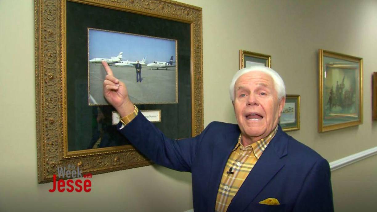 En 2018 causó revuelo luego de que pidió a sus seguidores la suma de 54 millones de dólares para comprarse su propio avión privado. 