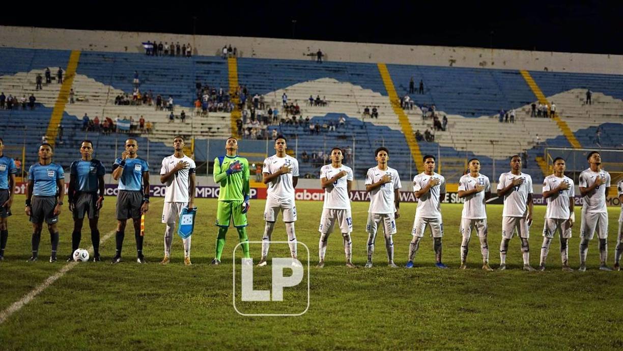 Los jugadores de la Selección de Honduras entonando el himno nacional antes del juego ante Jamaica.