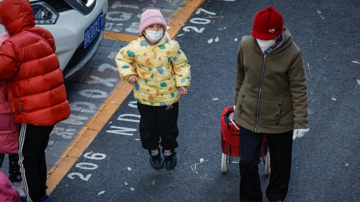“Las infecciones respiratorias tienden a alcanzar su punto máximo durante la temporada de invierno. Estas enfermedades parecen ser menos graves y propagarse en menor escala en comparación con el año anterior”, dijo el viernes el portavoz del Ministerio de Relaciones Exteriores de China, Mao Ning. 