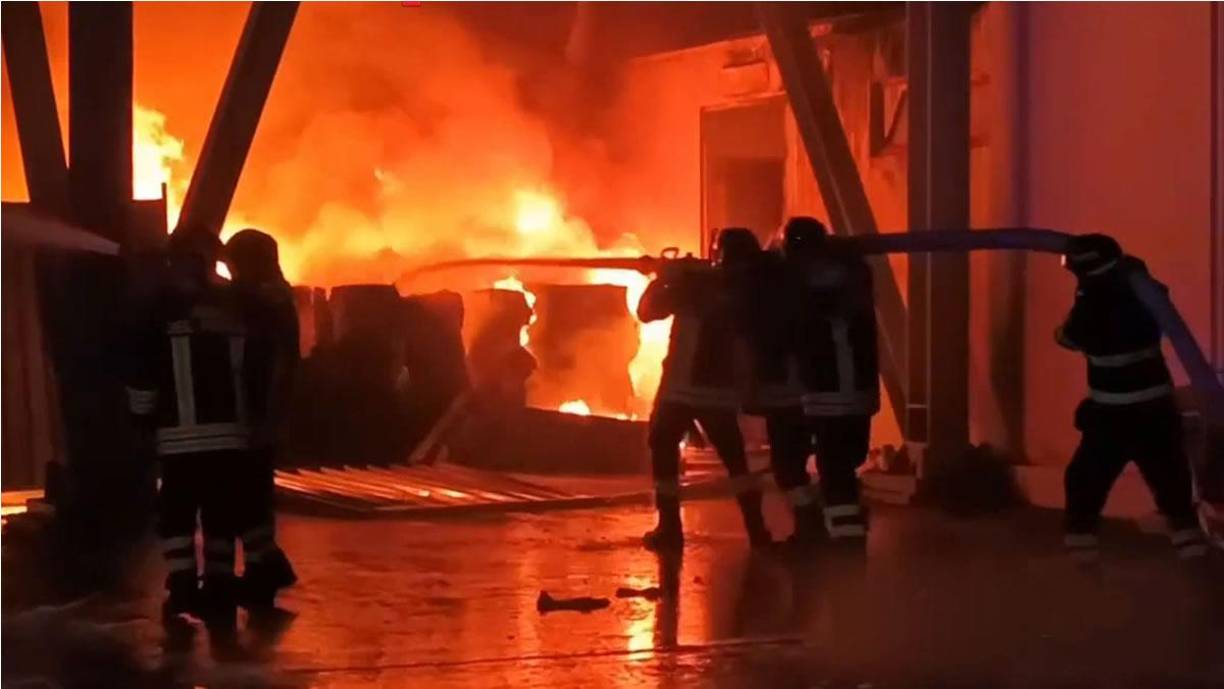 Los bomberos lograron controlar la situación después de varias horas y evitaron que las llamas pasaran del ala sur a la tribuna central. 